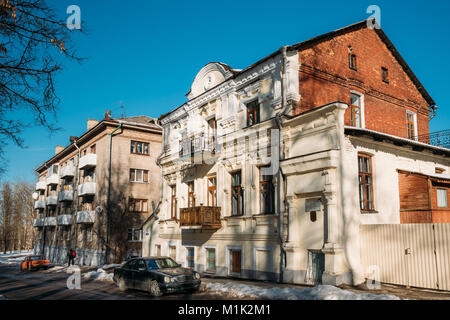 Vitebsk, Belarus. Ansicht der alten Ziegel zwei-stöckige Haus auf Putna Straße im sonnigen Wintertag. Stockfoto