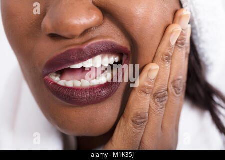 Nahaufnahme einer afrikanischen Frau Zahn Schmerzen leiden. Stockfoto