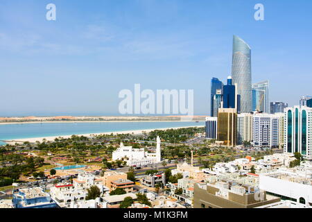 Luftaufnahme von Abu Dhabi Stadt zentralen Bereich mit Blick auf Sehenswürdigkeit von modernen Gebäuden und Corniche Strand, VAE Stockfoto