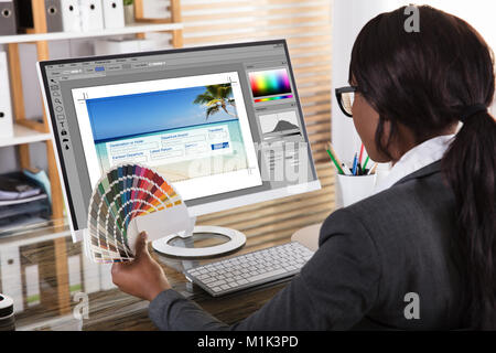 Nahaufnahme einer afrikanischen Frau Designer halten bunte Swatch Arbeiten am Computer im Büro Stockfoto