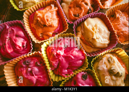 Schritte der Herstellung von Schokolade Kuchen: das Mischen von Zutaten Stockfoto