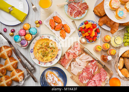 Frühstück oder Brunch Tabelle mit allerlei leckeren Delikatessen bereit für ein Ostern Essen gefüllt. Stockfoto