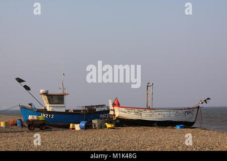 Fischerboote am Strand von Aldeburgh, Suffolk Stockfoto