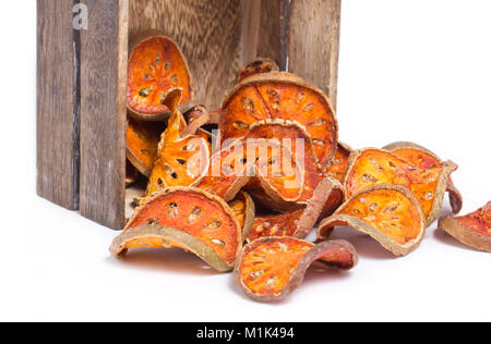 Scheiben von getrockneten Bael Frucht mit Holzkiste. Stockfoto