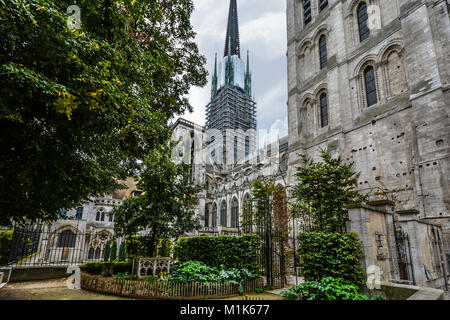 Der Garten und das Kloster von der mittelalterlichen Notre Dame Kathedrale von Rouen in Frankreich in der Normandie mit Gerüst auf dem Turm. Stockfoto