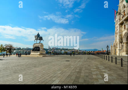 Die bronzene Reiterstatue von Graf Gyula Andrássy in Kossuth ter vor dem Parlament in Budapest Ungarn an einem sonnigen Tag Stockfoto