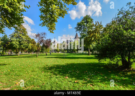 Einen sonnigen Nachmittag auf dem Rasen und Garten außerhalb der Burg von Vajdahunyad und der Park in Budapest, Ungarn. Stockfoto