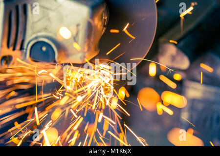 Soft Focus mit Funken aus Metall mit elektrischer Grinder, Stockfoto