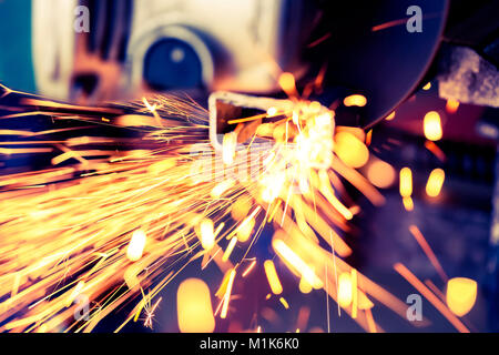 Strom der Funken aus Metall mit elektrischer Grinder, Stockfoto