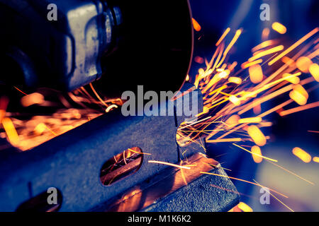 Metall, mit elektrischer Grinder Schnitt mit Funken fliegen Stockfoto