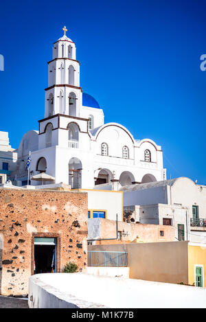 Pyrgos, Santorini, Griechenland. Berühmteste Attraktion des weißen Dorf mit gepflasterten Straßen, Griechische Inseln der Kykladen, Ägäis. Stockfoto