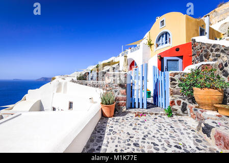 Oia, Santorin - Griechenland. Berühmteste Attraktion des weißen Dorf mit gepflasterten Gassen und bunten Häuser, Griechische Inseln der Kykladen, Ägäis. Stockfoto