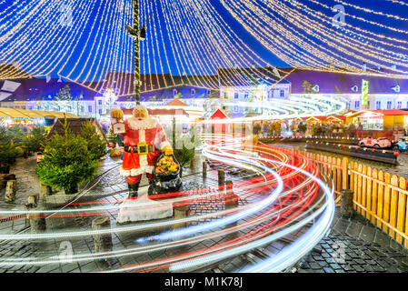 Sibiu, Rumänien. Wintermärchen am Weihnachtsmarkt, der größten in Siebenbürgen, Europa. Stockfoto