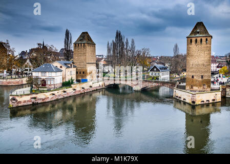 Straßburg, Frankreich. Weihnachtsmarkt im alten Stadtteil Petite France in Strassburg im Elsass. Stockfoto