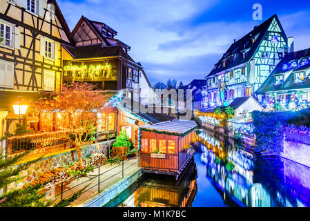 Colmar, Elsass, Frankreich. Lebkuchenhäuser hinzufügen Weihnachten Dekoration von lokalen Handwerkern, berühmt in Europa. Stockfoto
