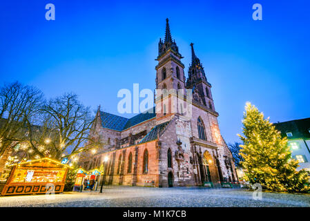 Basel, Schweiz. Weihnachten Märchen Markt am Münsterplatz und Münster Kathedrale, der Schweizerischen Eidgenossenschaft. Stockfoto