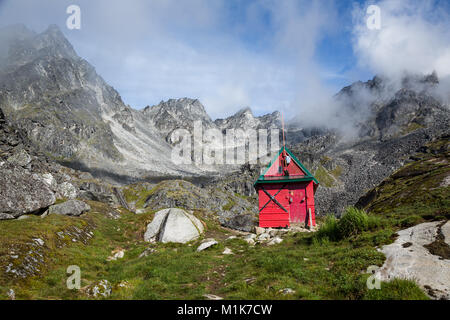 Backcountry Ski- und Backpacking Hütte in der Hatcher Wilderness Area Pass in der Talkeetna Berge. Stockfoto