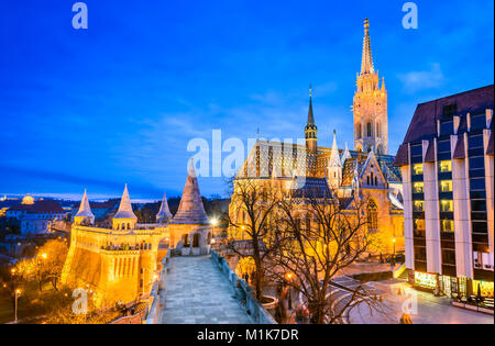 Budapest, Ungarn. Matyas Kirche und Fischerbastei auf Buda Hill bei Dämmerung Stunde Stockfoto