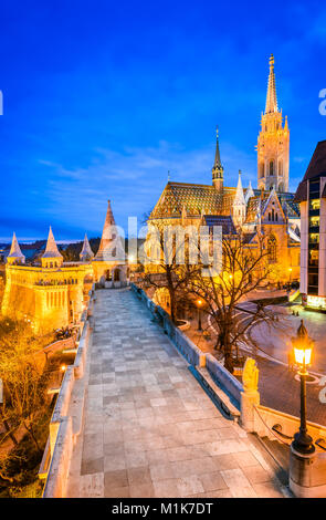 Budapest, Ungarn. Matyas Kirche und Fischerbastei auf Buda Hill bei Dämmerung Stunde Stockfoto