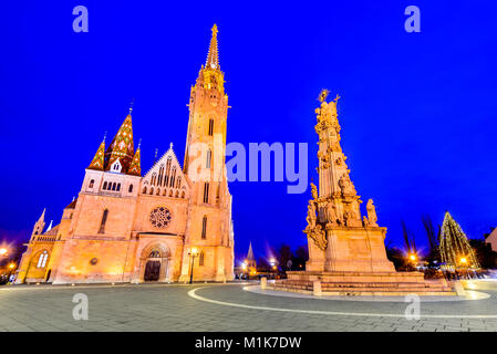 Budapest, Ungarn. Matyas Kirche und Fischerbastei auf Buda Hill bei Dämmerung Stunde Stockfoto