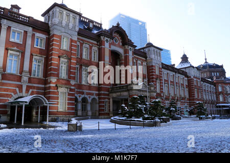 Verschneite Tokyo Station. Am nächsten Morgen nach den heftigen Schneefaellen betroffen Tokio. Stockfoto