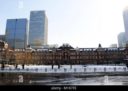 Verschneite Tokyo Station. Am nächsten Morgen nach den heftigen Schneefaellen betroffen Tokio. Stockfoto