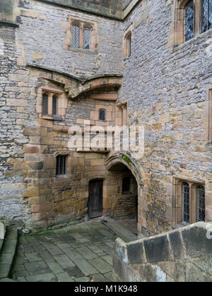 Der Besucher Eingang Haddon Hall als vom Innenhof gesehen; es ist ein mittelalterliches Herrenhaus in Derbyshire, Großbritannien Stockfoto