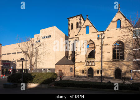 Deutschland, Köln, Wallraf-Richartz-Museum & Fondation Corboud und die Kirchenruine St. Alban im alten Teil der Stadt. Deutschland, Koeln, Wand Stockfoto