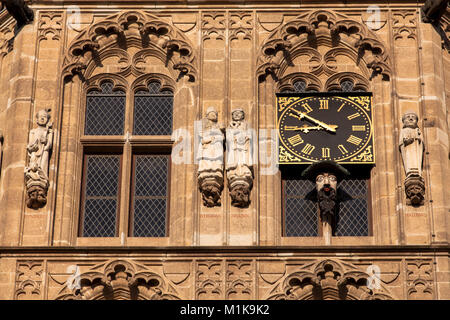 Deutschland, Köln, der Turm der historischen Rathaus im alten Teil der Stadt, unter der Uhr sehen Sie die Platzjabbeck, ein Gesicht, dass o erstreckt sich Stockfoto