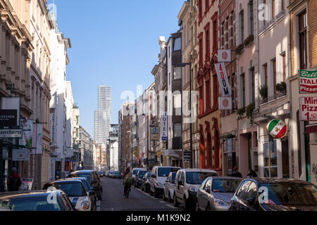 Deutschland, Köln, Häuser an der Straße Friesenwall in der Stadt, im Hintergrund der Köln Turm im Mediapark. Deutschland, Koeln, Haeuer bin F Stockfoto