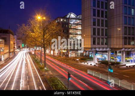 Deutschland, Köln, die Straße Nord-Sued-Fahrt in der Stadt, auf der rechten der WDR Arcade und das Gebäude Vierscheibenhaus des Westdeutschen Rundfunks oder W Stockfoto