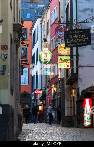 Deutschland, Köln, die Straße Salzgasse im historischen Teil der Stadt. Deutschland, Koeln, sterben Salzgasse in der Altstadt. Stockfoto