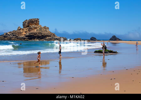 CASTELEJO STRAND, PORTUGAL JUNI 22, 2016 - Touristen am Castelejo Strand, Atlantik, Algarve, Portugal. Stockfoto