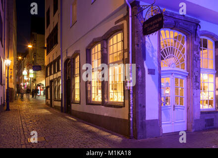 Deutschland, Köln, die Straße Salzgasse im historischen Teil der Stadt. Deutschland, Koeln, sterben Salzgasse in der Altstadt. Stockfoto