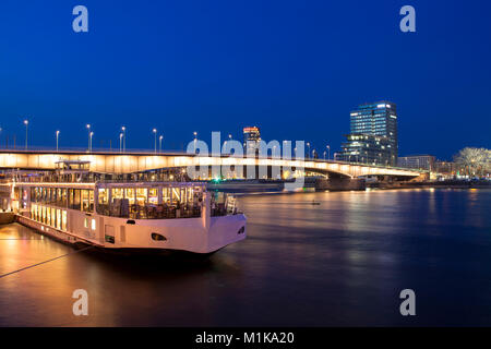 Deutschland, Köln, Deutzer Brücke über den Rhein, die CologneTriangle Tower und der Lanxess-Turm im Stadtteil Deutz. Deutschland, Koeln, D Stockfoto