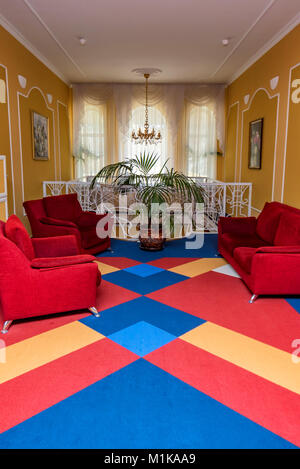 Kleine bunte gemütliche Halle in modernes Hotel Stockfoto