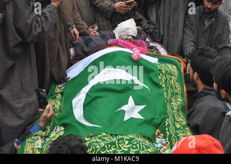 Tausende trauern wie das Begräbnis der zivilen Rayees Ganie, 19, ist unterwegs in der Shopian Bezirk South Kaschmir in Indien am 31. Januar 2018. Stockfoto