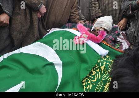 Tausende trauern wie das Begräbnis der zivilen Rayees Ganie, 19, ist unterwegs in der Shopian Bezirk South Kaschmir in Indien am 31. Januar 2018. Stockfoto