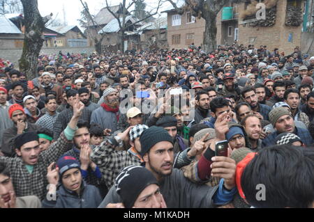 Tausende trauern wie das Begräbnis der zivilen Rayees Ganie, 19, ist unterwegs in der Shopian Bezirk South Kaschmir in Indien am 31. Januar 2018. Stockfoto