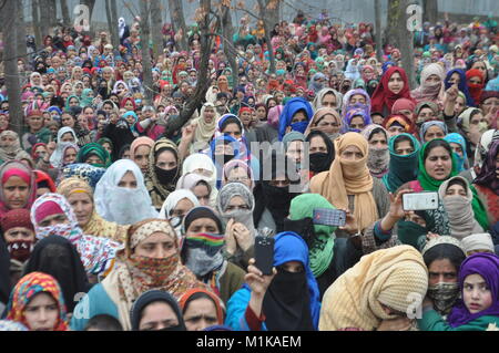 Tausende trauern wie das Begräbnis der zivilen Rayees Ganie, 19, ist unterwegs in der Shopian Bezirk South Kaschmir in Indien am 31. Januar 2018. Stockfoto