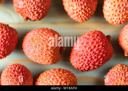 Ansicht von oben lychee Obst auf hölzernen Hintergrund Stockfoto