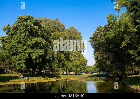 Deutschland, Köln, Teich am Theodor-Heuss-Ring in der Nähe des Platz Ebertplatz. Deutschland, Koeln, Weiher am Theodor-Heuss-Ring nahe Ebertplatz. - Stockfoto