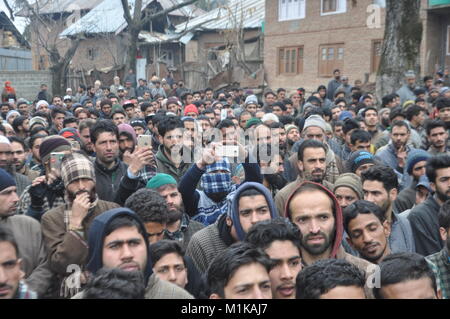 Tausende trauern wie das Begräbnis der zivilen Rayees Ganie, 19, ist unterwegs in der Shopian Bezirk South Kaschmir in Indien am 31. Januar 2018. Stockfoto