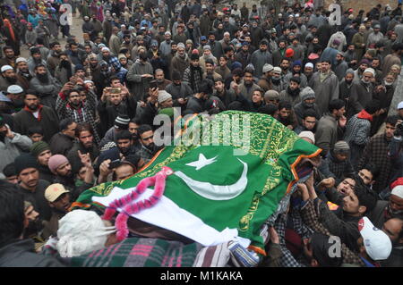 Tausende trauern wie das Begräbnis der zivilen Rayees Ganie, 19, ist unterwegs in der Shopian Bezirk South Kaschmir in Indien am 31. Januar 2018. Stockfoto