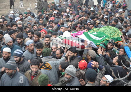 Tausende trauern wie das Begräbnis der zivilen Rayees Ganie, 19, ist unterwegs in der Shopian Bezirk South Kaschmir in Indien am 31. Januar 2018. Stockfoto