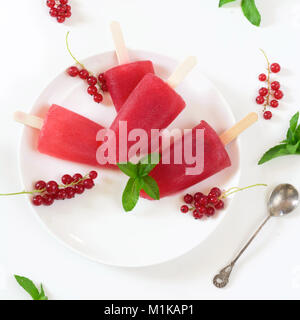 Hausgemachtes Eis. Eis am Stiel der roten Johannisbeere Smoothies. Frozen Drinks. Quadratisches Bild. Stockfoto