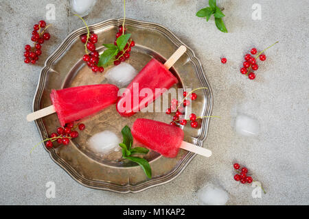 Hausgemachtes Eis. Eis am Stiel der roten Johannisbeere Smoothies. Stockfoto