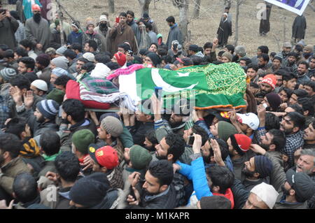 Tausende trauern wie das Begräbnis der zivilen Rayees Ganie, 19, ist unterwegs in der Shopian Bezirk South Kaschmir in Indien am 31. Januar 2018. Stockfoto