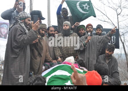 Tausende trauern wie das Begräbnis der zivilen Rayees Ganie, 19, ist unterwegs in der Shopian Bezirk South Kaschmir in Indien am 31. Januar 2018. Stockfoto