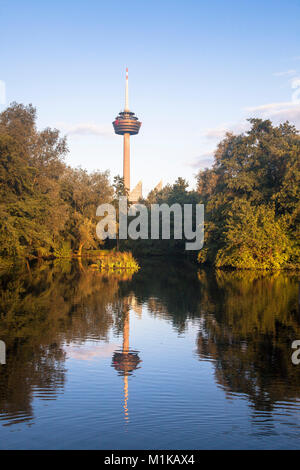 Deutschland, Köln, Fernsehturm Colonius und Teich am Mediapark. Deutschland, Koeln, Fernsehturm Colonius und Weiher im Mediapark. Stockfoto